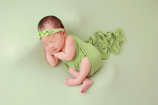 大理宝宝拍嗝吐奶